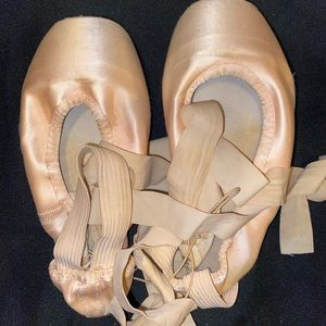 Gaynor Minden Pointe Shoes